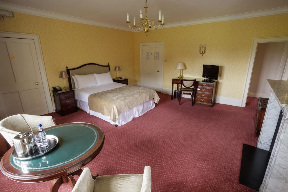 Country house Donnington Grove *