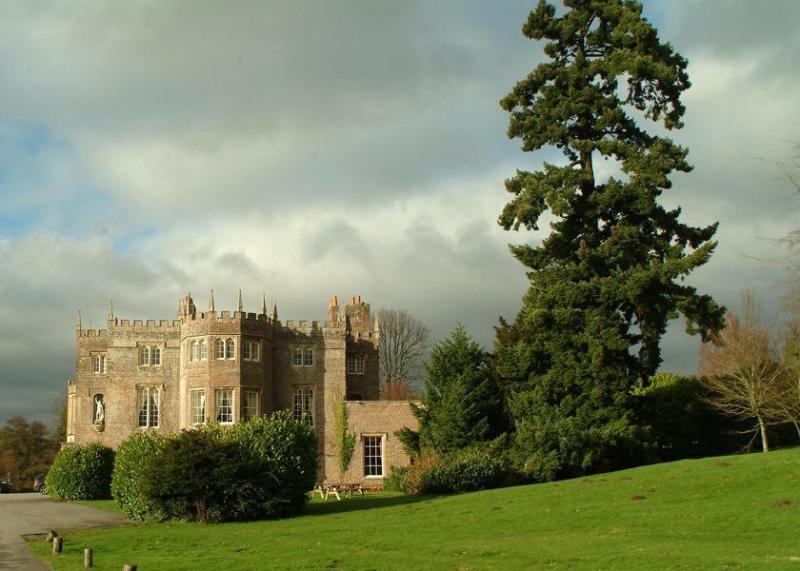 Donnington Grove Country house *